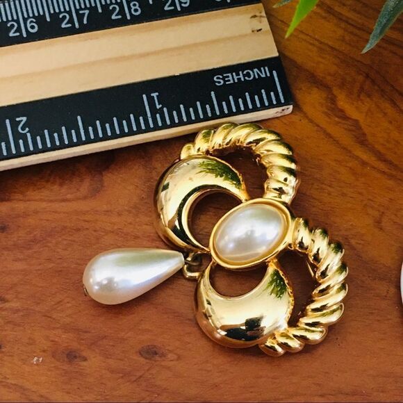 Vintage Pearl Dangle Brooch Ornate Art Deco Silver Shiny 4283 - Picture 6 of 7